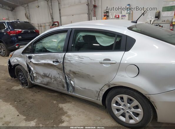 KNADM4A33H6118409 2017 KIA RIO Silver Вид задньої частини салону