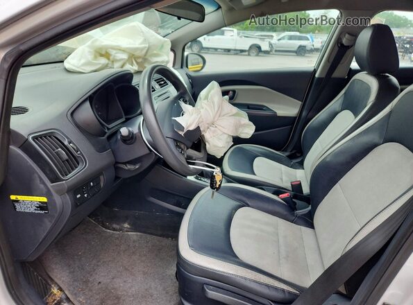 KNADM4A35H6062389 2017 KIA RIO Silver Widok wnętrza z przodu