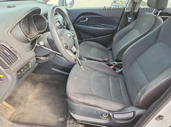 KNADM4A37G6545199 2016 KIA RIO White Widok wnętrza z przodu