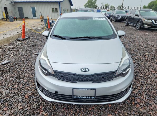 KNADM4A38H6050737 2017 KIA RIO Серебряный Вид спереди
