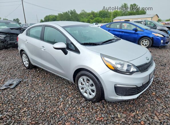 KNADM4A38H6050737 2017 KIA RIO Серебряный Передняя правая четверть