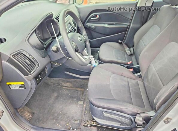 KNADM4A38H6050737 2017 KIA RIO Серебряный Вид салона спереди