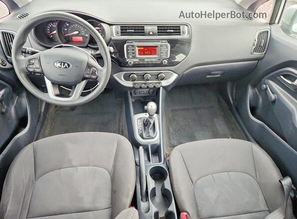 KNADM4A38H6050737 2017 KIA RIO Серебряный Вид панели приборов