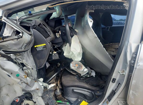 KNADM4A38H6054772 2017 KIA RIO Silver Вид салону спереду