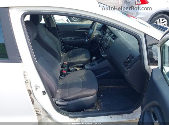 KNADM4A39G6000895 2016 KIA RIO Белый Вид салона спереди