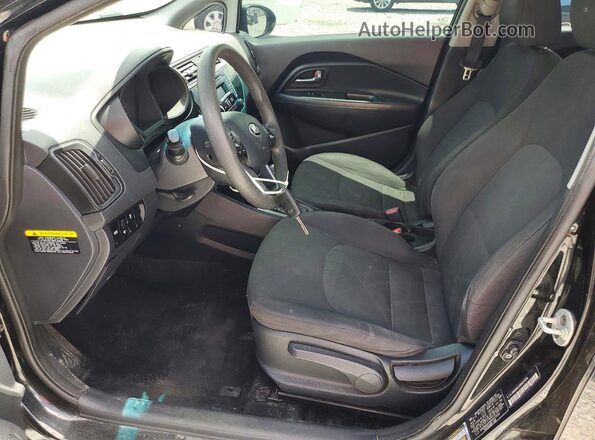 KNADM4A39H6037656 2017 KIA RIO Черный Вид салона спереди