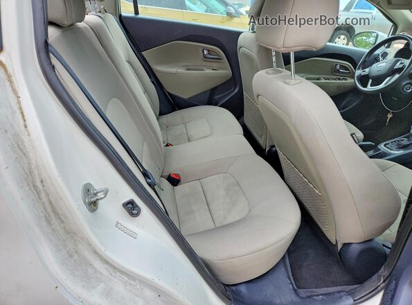 KNADM4A39H6046664 2017 KIA RIO White Вид задніх сидінь