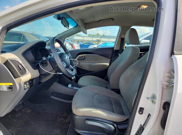 KNADM5A36H6007486 2017 KIA RIO Белый Вид салона спереди