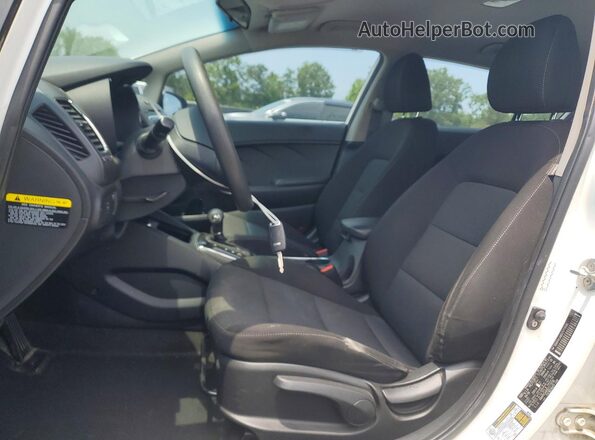 KNAFK5A83J5773536 2018 KIA FORTE White Widok wnętrza z przodu