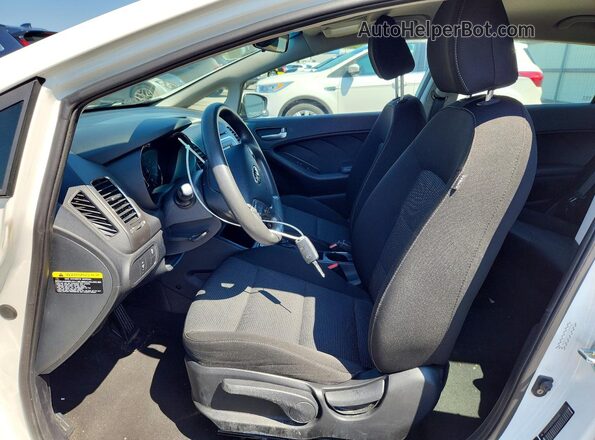 KNAFK5A85H5693598 2017 KIA FORTE White Widok wnętrza z przodu