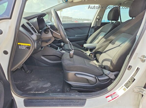 KNAFK5A86H5721702 2017 KIA FORTE White Widok wnętrza z przodu