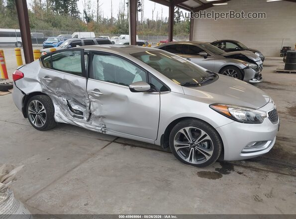 KNAFZ4A86G5464755 2016 KIA FORTE White Widok wnętrza z tyłu