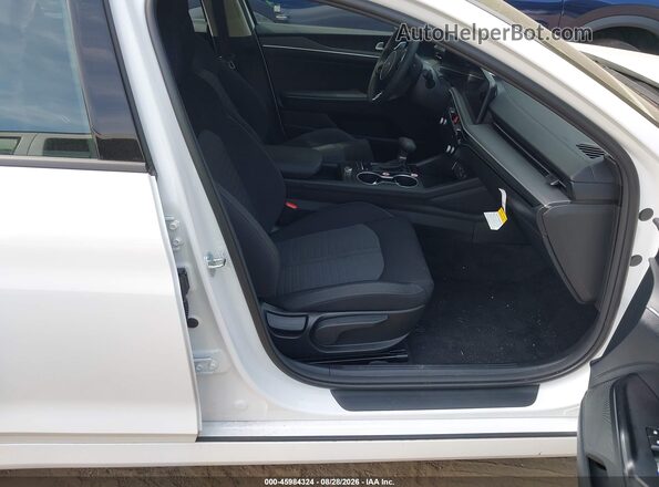 KNAG24J73T5480437 2026 KIA K5 White Widok wnętrza z przodu