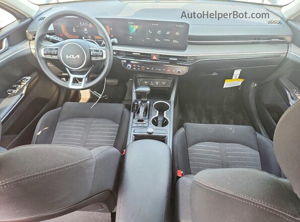 KNAG24J7XT5405136 2026 KIA K5 Black Widok deski rozdzielczej