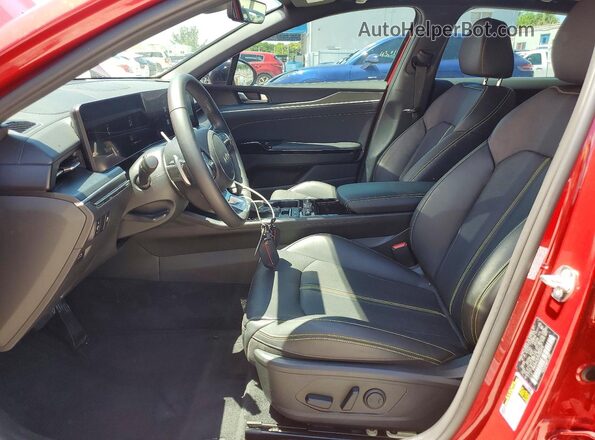 KNAG44J87S5322474 2025 KIA K5 Красный Вид салона спереди