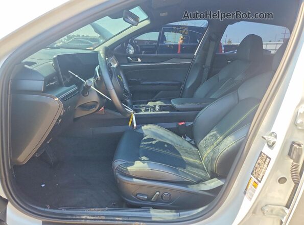 KNAG44J87T5397872 2026 KIA K5 White Вид салону спереду