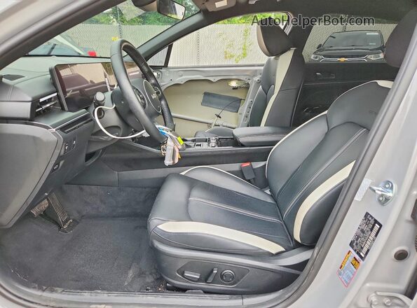 KNAG64J72S5327065 2025 KIA K5 Gray Vista interior delantera