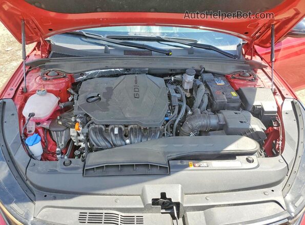KNAG64J75S5358469 2025 KIA K5 Red Widok wnętrza z tyłu