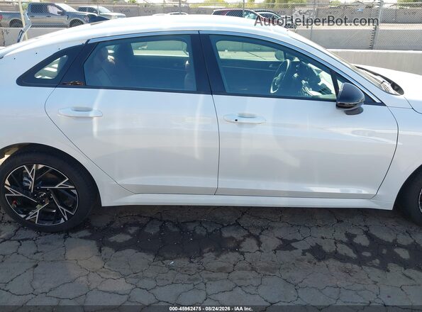 KNAG64J77S5378464 2025 KIA K5 White Vista interior de 360 grados