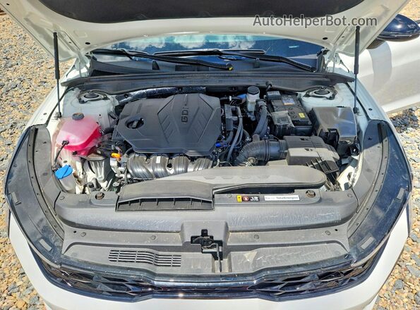 KNAG64J77T5468912 2026 KIA K5 White Vista interior trasera