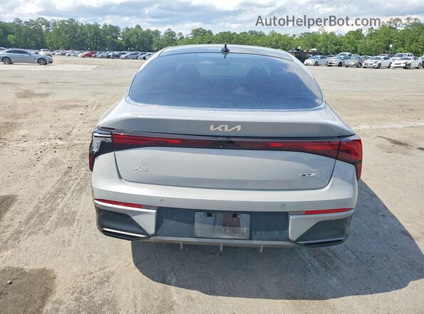 KNAG64J78S5337972 2025 KIA K5 Gray Հետևի տեսք
