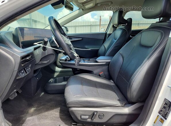 KNDC34LA7P5130175 2023 KIA EV6 White Vista interior delantera