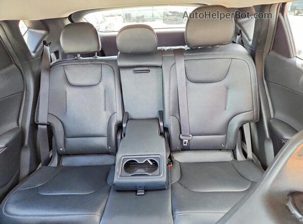 KNDC34LA8P5128872 2023 KIA EV6 Gray Vista de los asientos traseros