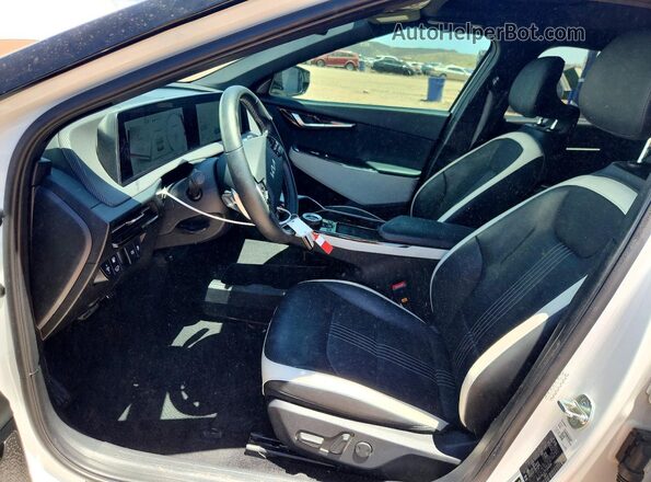 KNDC44LA7P5144610 2023 KIA EV6 White Vista interior delantera