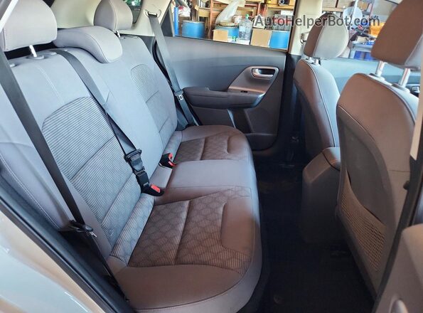 KNDCB3LC4K5265153 2019 KIA NIRO White უკანა სავარძლების ხედი