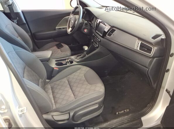 KNDCB3LC5J5147482 2018 KIA NIRO Silver Սալոնի դիմացի տեսք