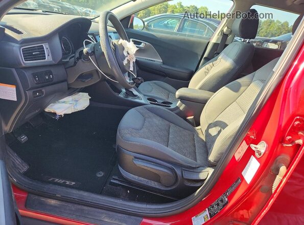 KNDCB3LC7J5157933 2018 KIA NIRO Красный Вид салона спереди