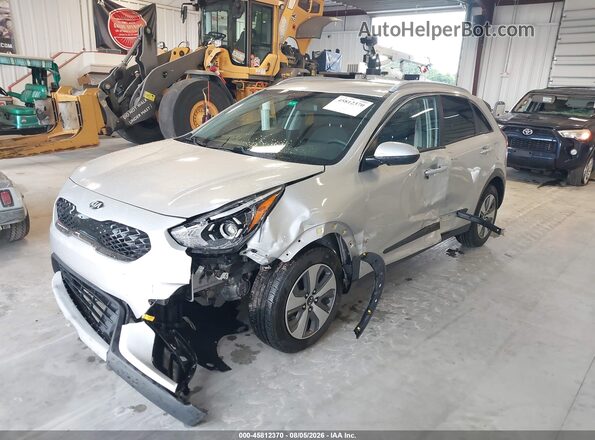 KNDCB3LC8L5359845 2020 KIA NIRO Silver წინა მარცხენა ხედი სამი მეოთხედიდან