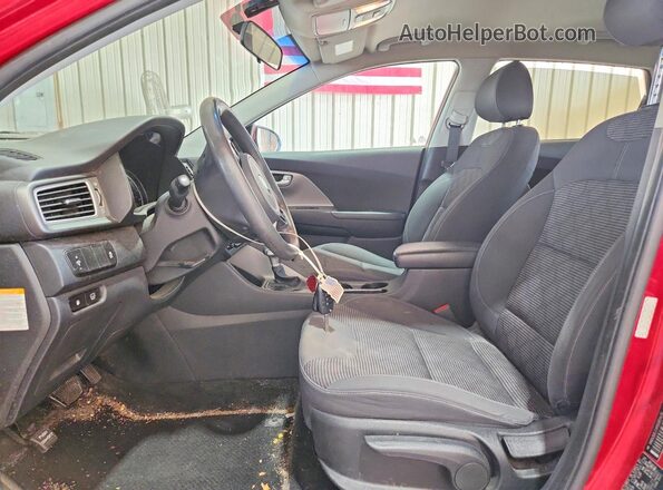 KNDCB3LCXH5080470 2017 KIA NIRO Красный Вид салона спереди