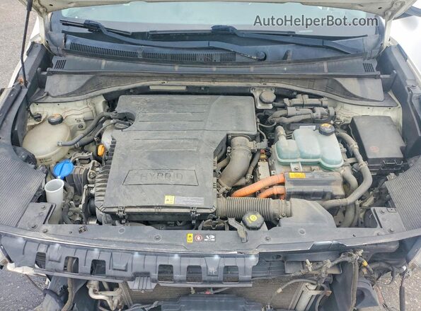 KNDCC3LC6J5111085 2018 KIA NIRO White Engine compartment view