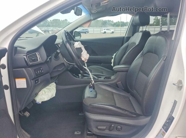 KNDCC3LC6J5111085 2018 KIA NIRO White Front interior view