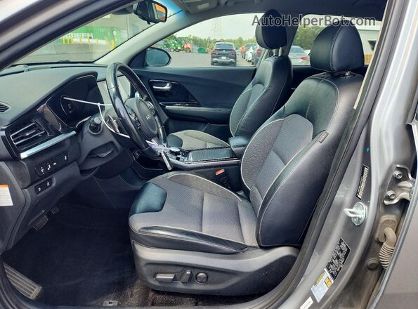 KNDCC3LG7N5161115 2022 KIA NIRO Silver Widok wnętrza z przodu