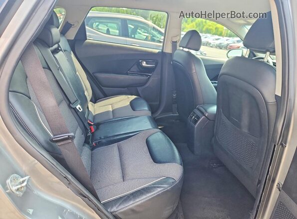 KNDCC3LG7N5161115 2022 KIA NIRO Silver Widok wnętrza z tyłu