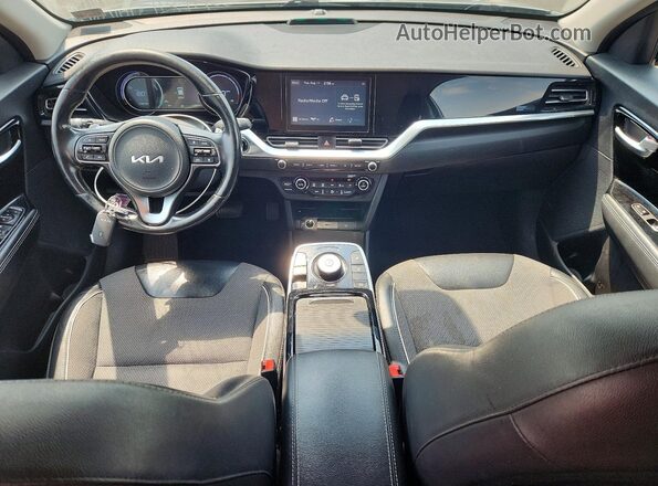 KNDCC3LG7N5161115 2022 KIA NIRO Silver Widok deski rozdzielczej