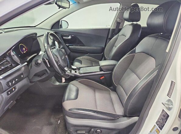 KNDCC3LGXN5160847 2022 KIA NIRO Белый Вид салона спереди