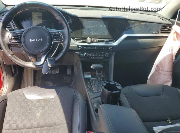 KNDCD3LD6N5547057 2022 KIA NIRO Красный Вид панели приборов