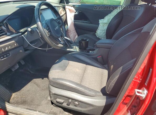 KNDCD3LD6N5547057 2022 KIA NIRO Красный Вид салона спереди