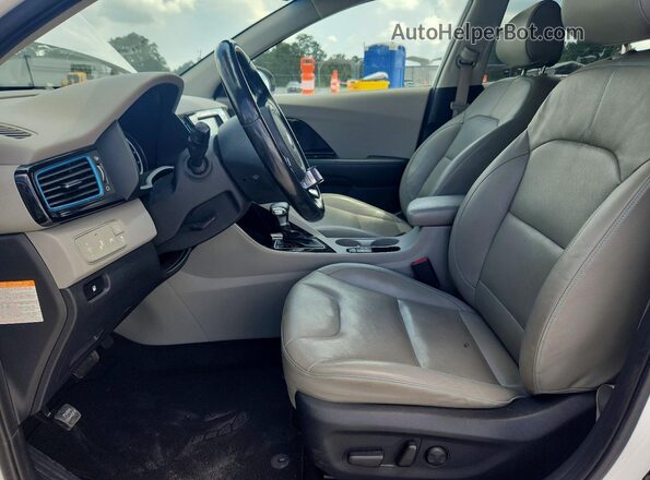 KNDCE3LC1J5186111 2018 KIA NIRO White Front interior view
