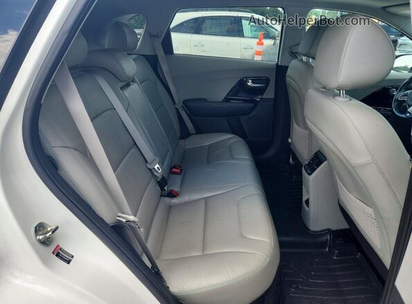 KNDCE3LC1J5186111 2018 KIA NIRO White Rear interior view