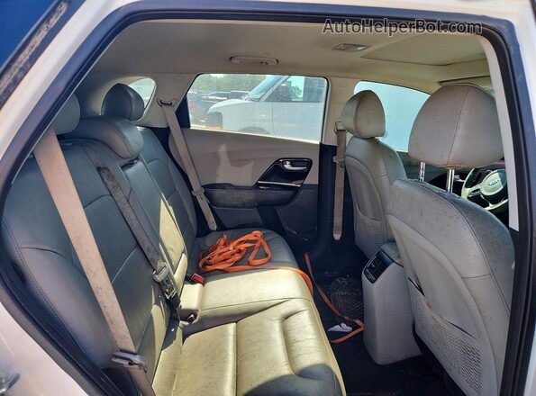 KNDCE3LC8H5069992 2017 KIA NIRO White Вид задньої частини салону
