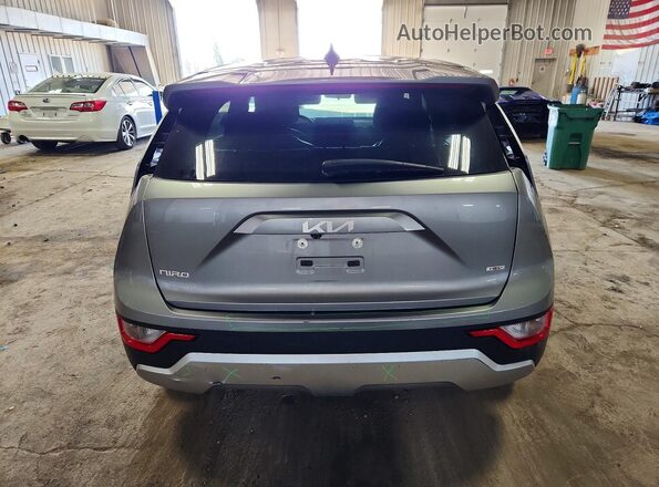 KNDCP3LE1P5063591 2023 KIA NIRO Silver Հետևի տեսք