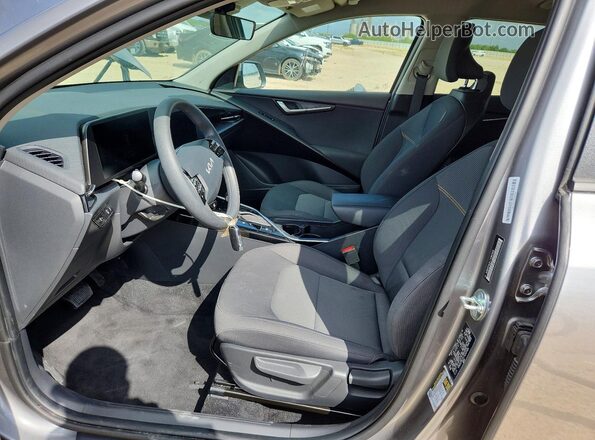 KNDCP3LE1T5347426 2026 KIA NIRO Silver Widok wnętrza z przodu