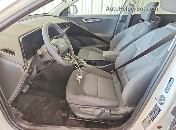 KNDCP3LE1T5360306 2026 KIA NIRO White Вид салону спереду