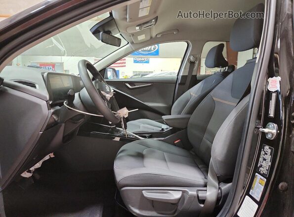 KNDCP3LE2S5306396 2025 KIA NIRO Black Вид салону спереду
