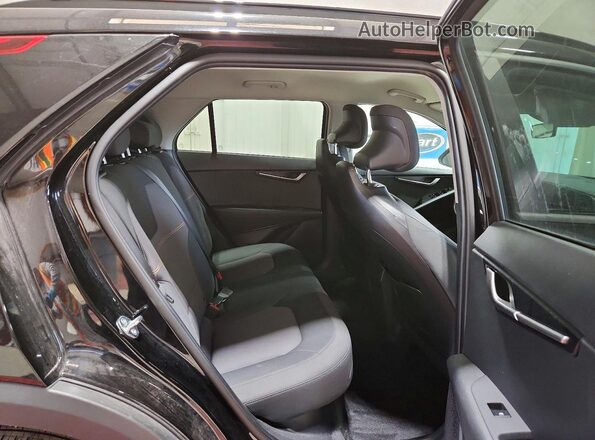 KNDCP3LE2S5306396 2025 KIA NIRO Black Вид задньої частини салону
