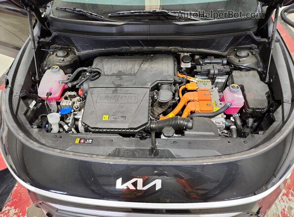 KNDCP3LE2S5306396 2025 KIA NIRO Black Вид підкапотного простору